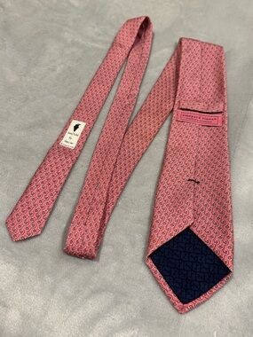 Vineyard Vines Martha Vineyard Men's Pink Fish Hook Patterned 100% Silk Neck Tie